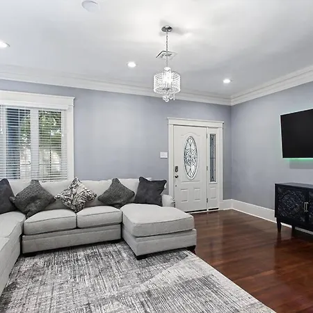 Luxury Spacious Uptown 3 Bedroom In Historic Area